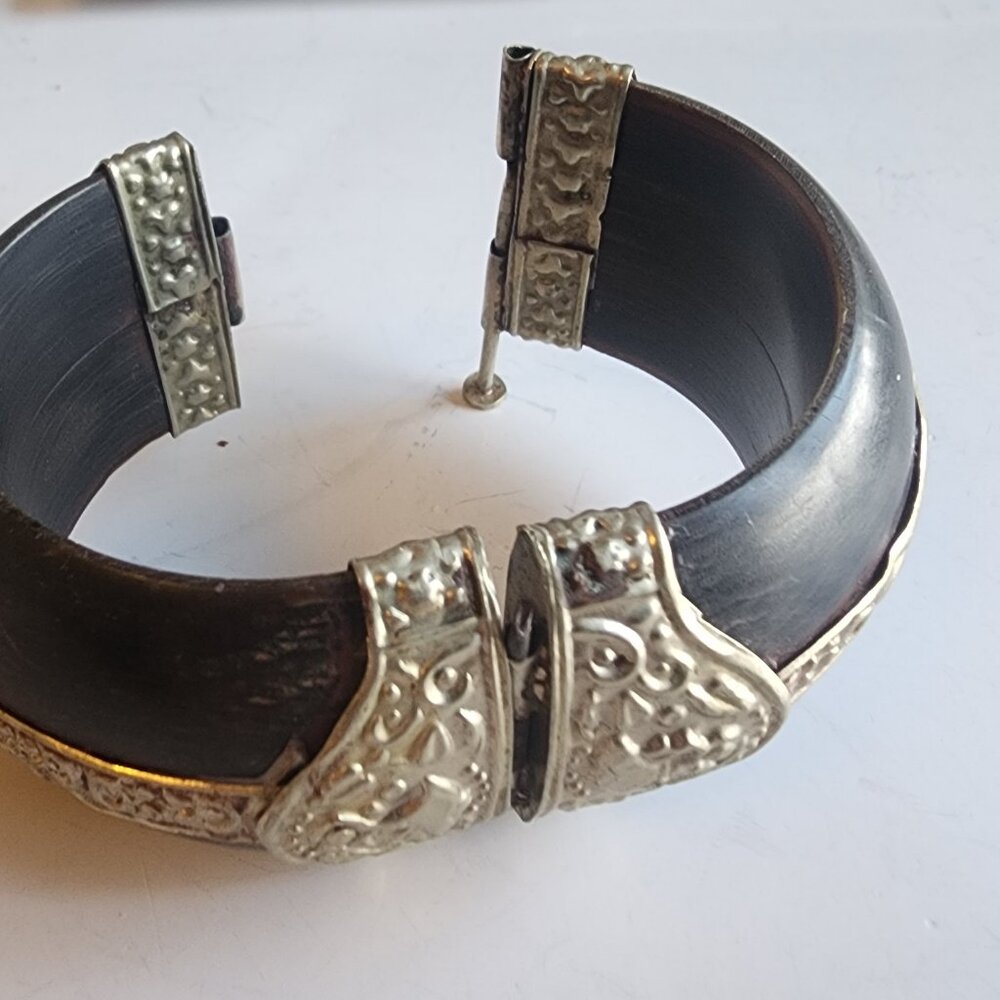 Vintage tribal hinged trombone clasp metal decorated 4 cm wide, 6cm Diameter